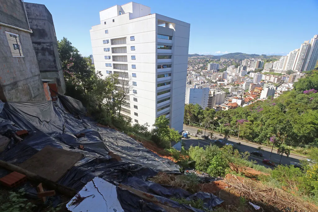 Contratos para obras de contenção em três bairros são assinados