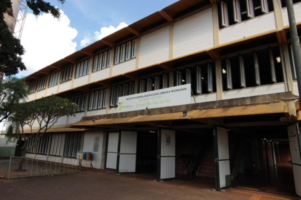 IF Sudeste MG abre seleção para professor substituto com salário de até R$ 8 mil e inscrições até 13 de maio.
