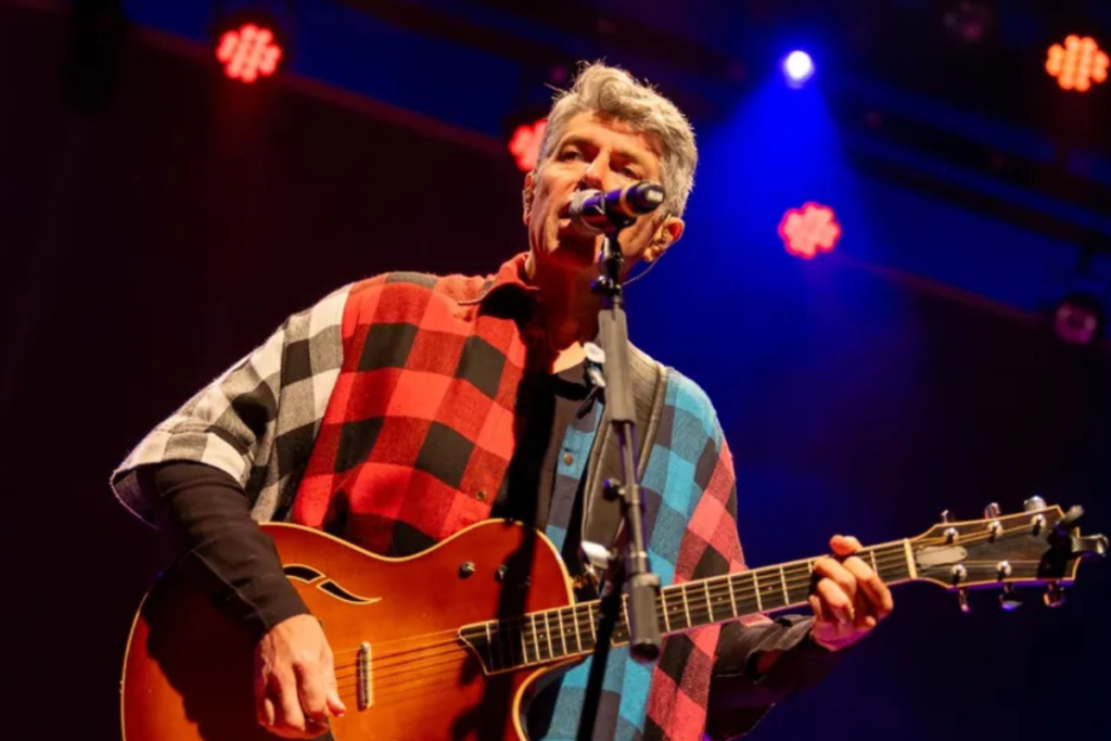 Seu Mercado mistura gastronomia com shows de Chico Chico, Leoni, Paulinho Moska, Casuarina e mais 1 Seu Mercado reúne gastronomia, shows nacionais e artistas locais no Terrazzo até domingo (Foto: Reprodução Instagram)