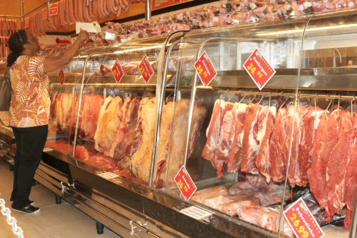 Preço recorde da carne bovina pressiona açougues, reduz consumo e deve seguir elevado por oferta menor, custos e exportações.