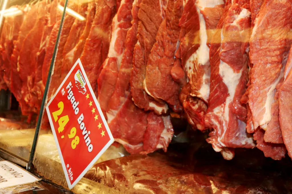 Preço recorde da carne bovina pressiona açougues, reduz consumo e deve seguir elevado por oferta menor, custos e exportações.