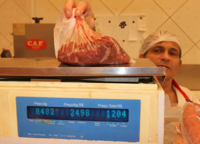 Preço recorde da carne bovina pressiona açougues, reduz consumo e deve seguir elevado por oferta menor, custos e exportações.
