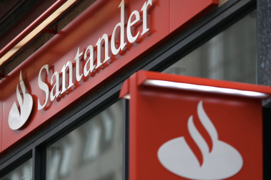 Santander é multado em R$ 10,7 milhões por irregularidades no crédito consignado 1 Procon-MPMG multa banco Santander por práticas abusivas no consignado, com depósitos sem autorização e risco de superendividamento.