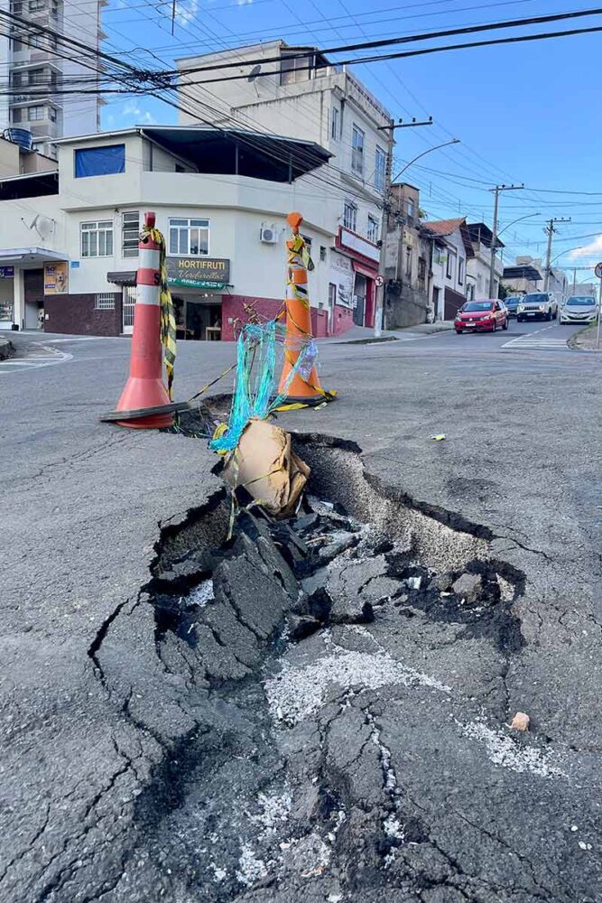 Buraco na Rua Pedro Botti preocupa motoristas no São Mateus 1 VU Pedro Bott 2i Felipe Couri