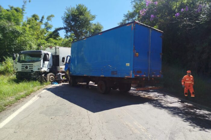 Idoso morre após acidente entre caminhões na MG-353