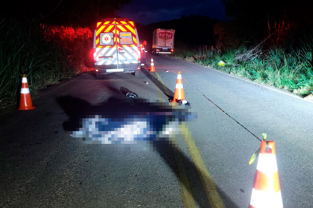 Motociclista morre após bater em dois caminhões em acidente na MG-447 2 acidente mg 447 foto pmrv