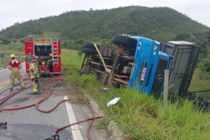 Caminhão tomba sobre picape e motorista morre na BR-494, em Ritápolis