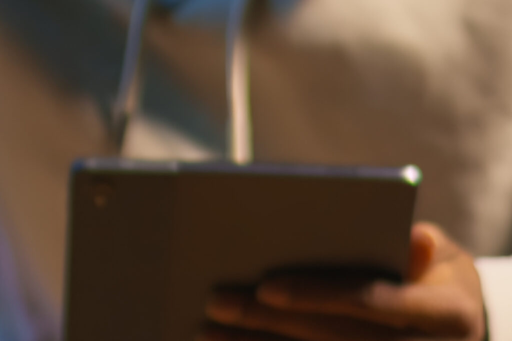 Nova regra proíbe apostas em esportes e política em plataformas alternativas 4 african american person using his tablet laying couch72172