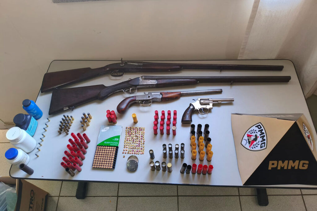 Homem é multado em R$ 20 mil e preso com armas, munições e materiais de pesca proibidos 2 Homem é multado e preso com armas, munições e materiais de pesca proibidos em Arantina