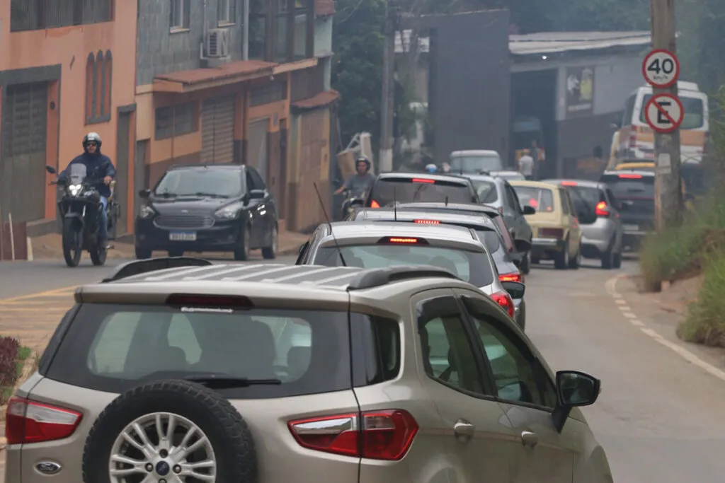 Interdição na José Lourenço sobrecarrega trânsito e afeta moradores no Borboleta
