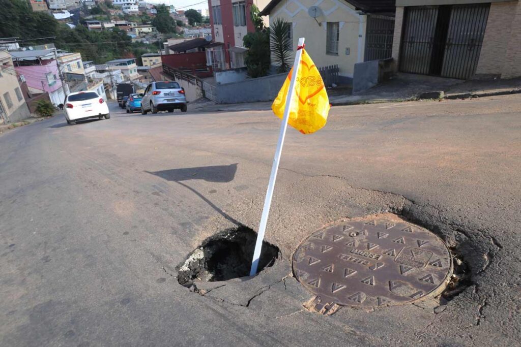 Buraco dificulta tráfego no Bairro Grajaú 2 buraco grajau