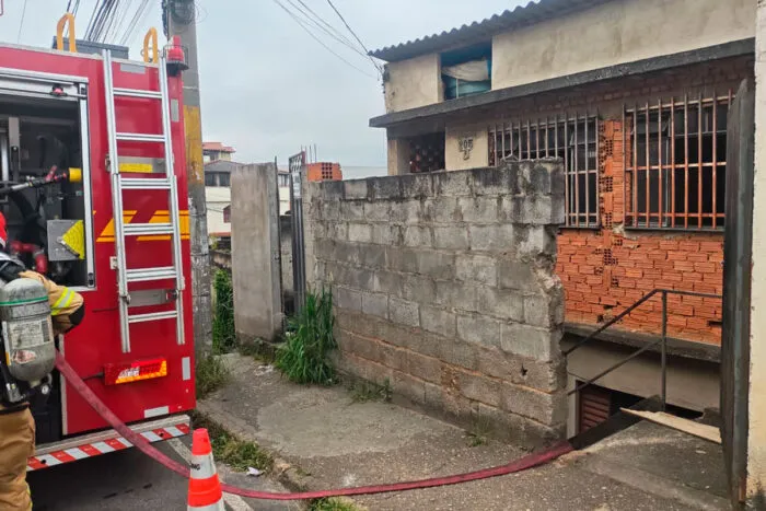 Incêndio atinge casa abandonada em Barbacena
