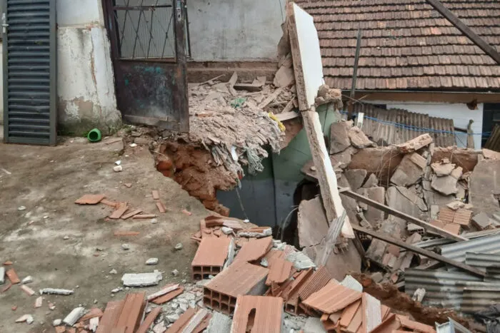 Casa desaba no Bairro Monte Castelo e bombeiros são acionados para retirar moradores 1 Casa desaba com moradores no Bairro Monte Castelo