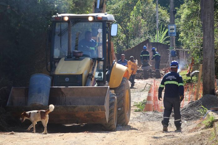 Com obras atrasadas, moradores do Granjas Triunfo sofrem com dificuldade de mobilidade dentro do bairro 2 Com obras atrasadas, moradores do Granjas Triunfo sofrem com dificuldade de mobilidade dentro do bairro