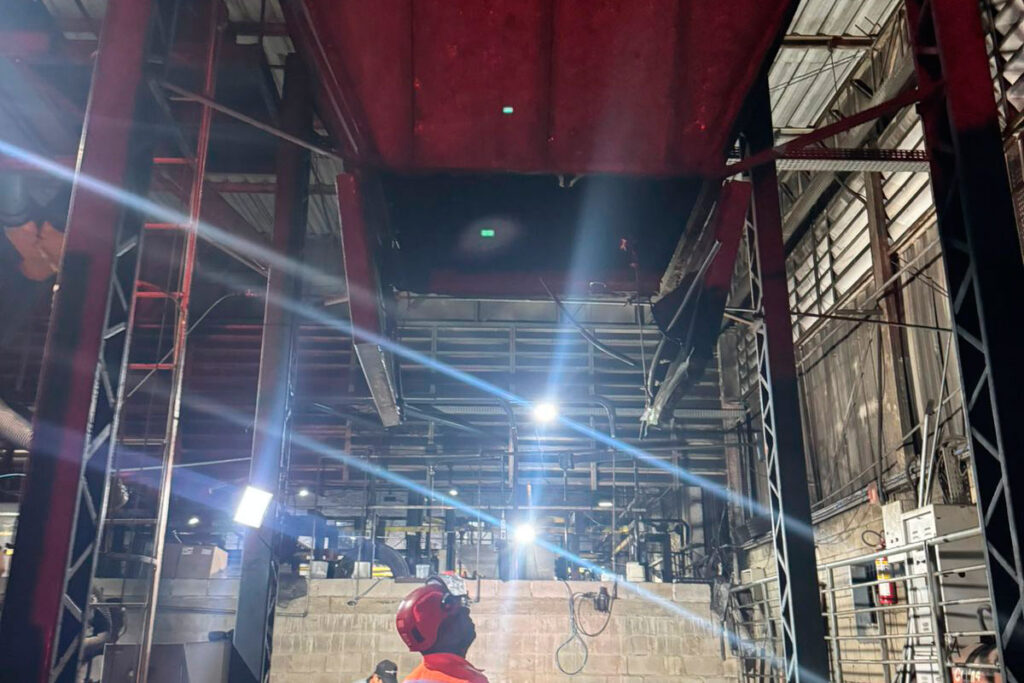 Homem morre soterrado por borracha triturada armazenada em silo