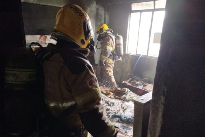 Incêndio atinge casa após criança brincar com fósforo 1 Incêndio atinge casa após criança brincar com fósforo