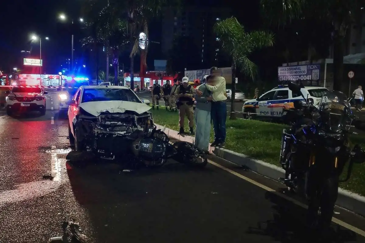 Motorista se distrai com celular e atropela três policiais em Minas