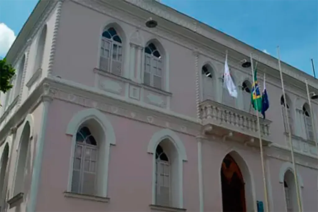 Prefeito de Visconde do Rio Branco é multado em R$15 mil por contratação sem concurso público