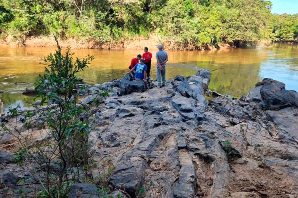 Idoso de 83 anos morre ao cair em rio durante pescaria 2 rio-das-mortes