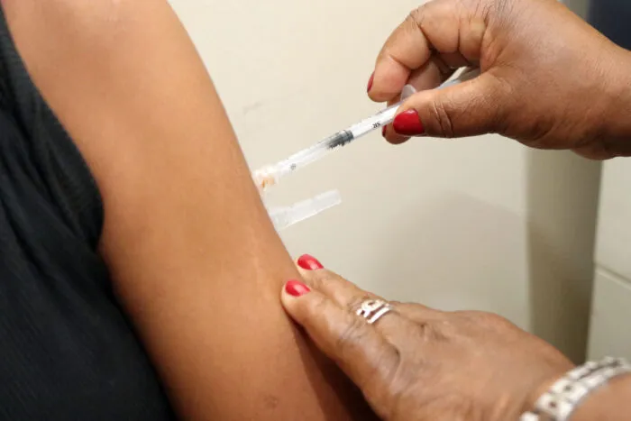 Casos de sarampo reforçam importância da vacinação, São Paulo confirma mais de 15 pacientes infectados 2 O registro de novos casos de sarampo no Brasil e o aumento de surtos em outros países voltaram a acender o alerta das autoridades de saúde sobre uma doença que já havia sido considerada eliminada da circulação contínua no país.