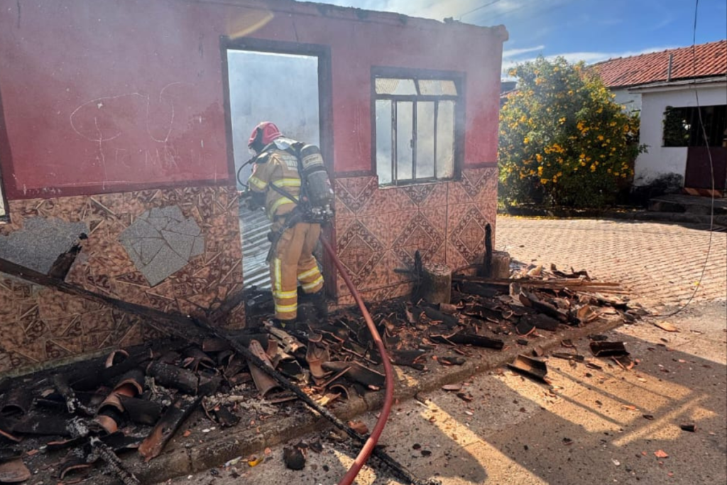 Possível incêndio criminoso destrói casa de município mineiro 1 incendio