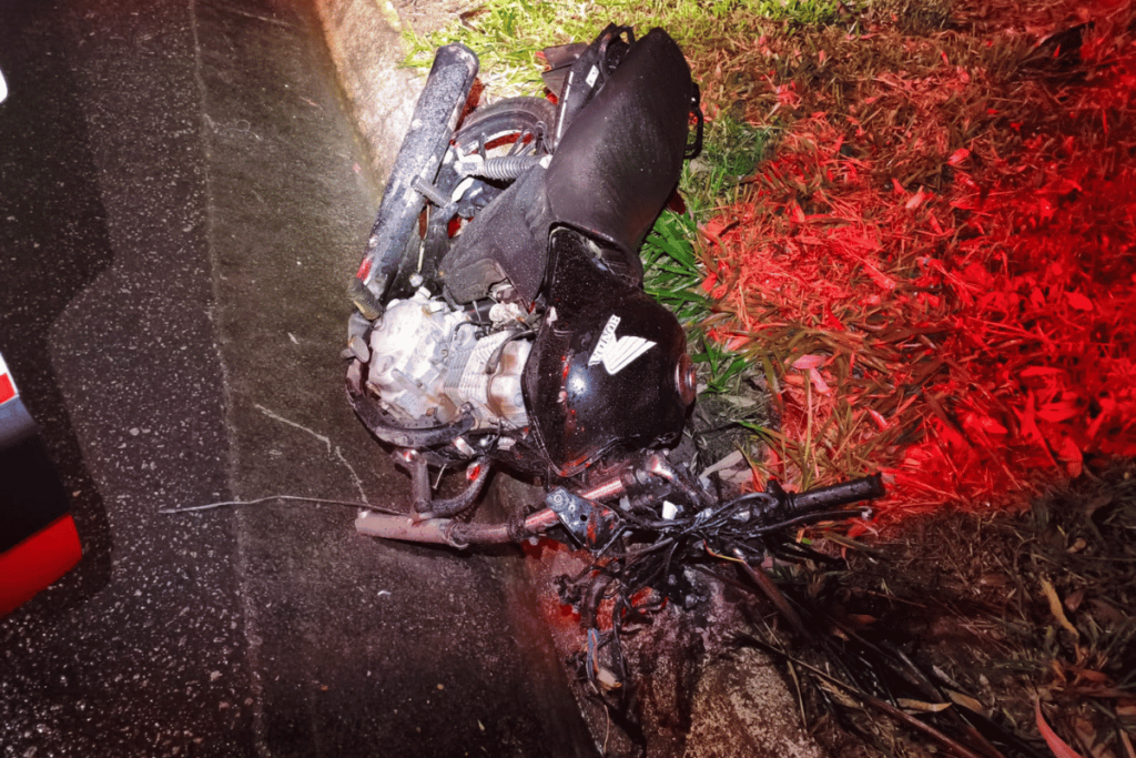 Moto invade contramão, bate de frente com carro, e casal morre na BR-265 1 colisao frontal