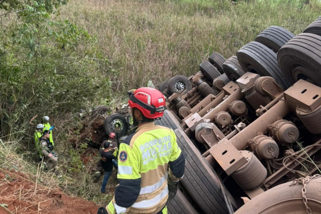 Motorista morre após carreta cair de ponte de 30 metros 2 Carreta carregada de carvão perde o controle, cai de ponte de 30 metros na BR-040 e mata motorista de 60 anos próximo a Santos Dumont.