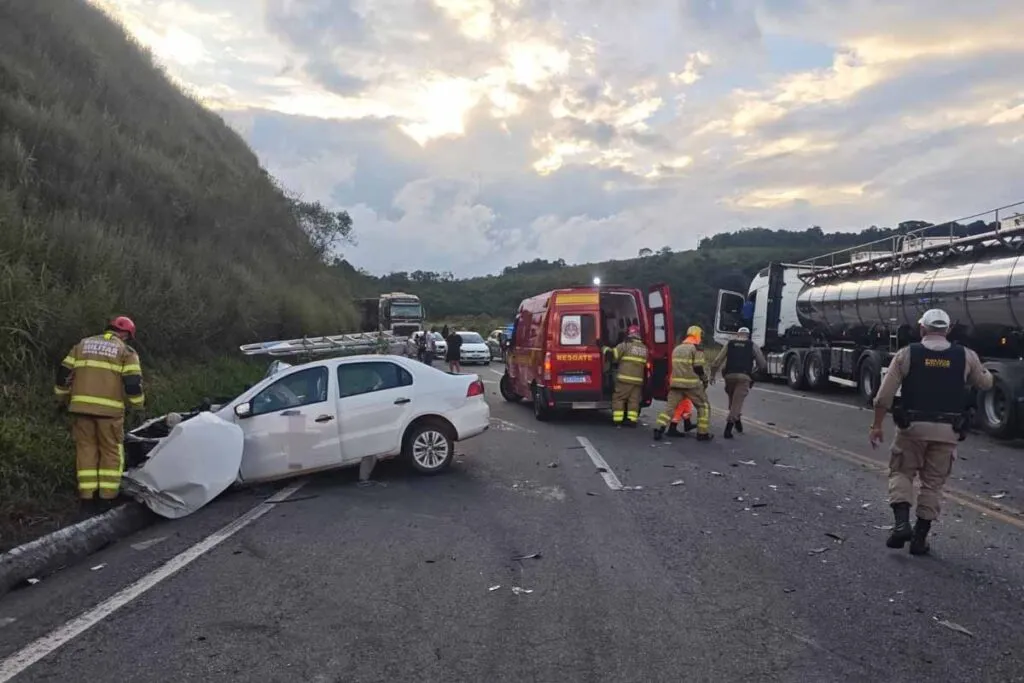 BR-265: colisão entre carro e carreta deixa duas pessoas feridas 