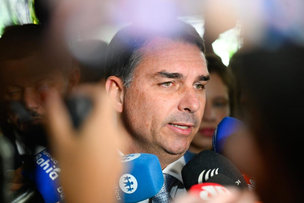'Não passa pela nossa cabeça retirar Flávio Bolsonaro da disputa', diz presidente do PL 2 Atlas/Bloomberg: Flávio Bolsonaro lidera rejeição após áudio com Vorcaro
