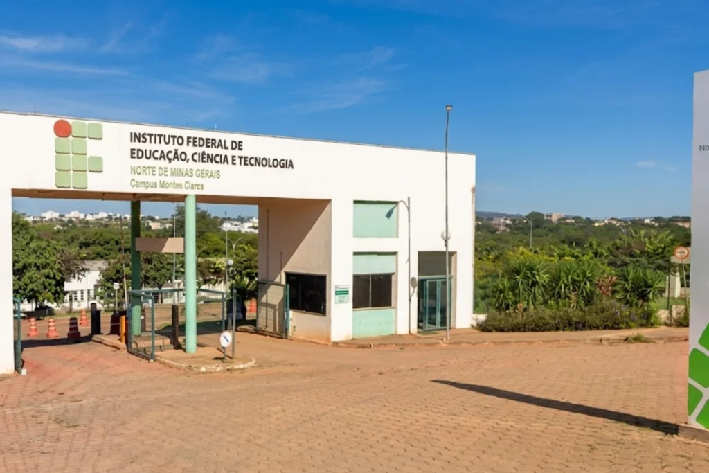 Instituto Federal abre seleção para professor de Informática com salário de até R$ 8 mil 1 IFNMG seleciona professor substituto de Informática em Montes Claros. Salário de até R$ 8 mil. Inscrições por e-mail até 7 de junho.