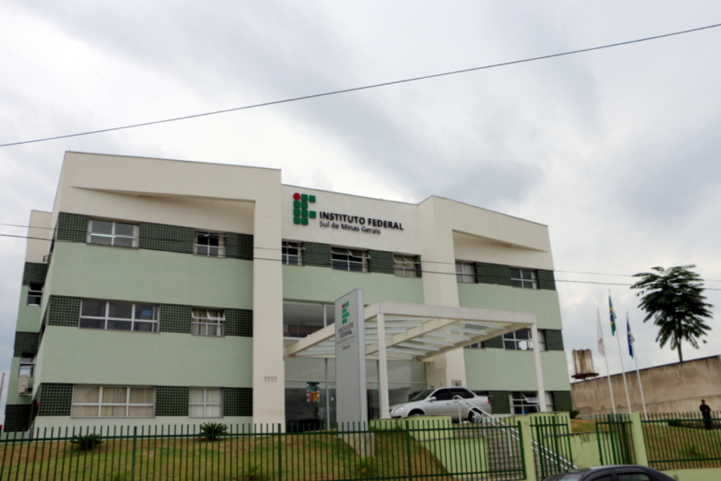 IFSULDEMINAS abre duas vagas para médico, com salário de R$ 5,2 mil e inscrições disponíveis até 24 de maio.