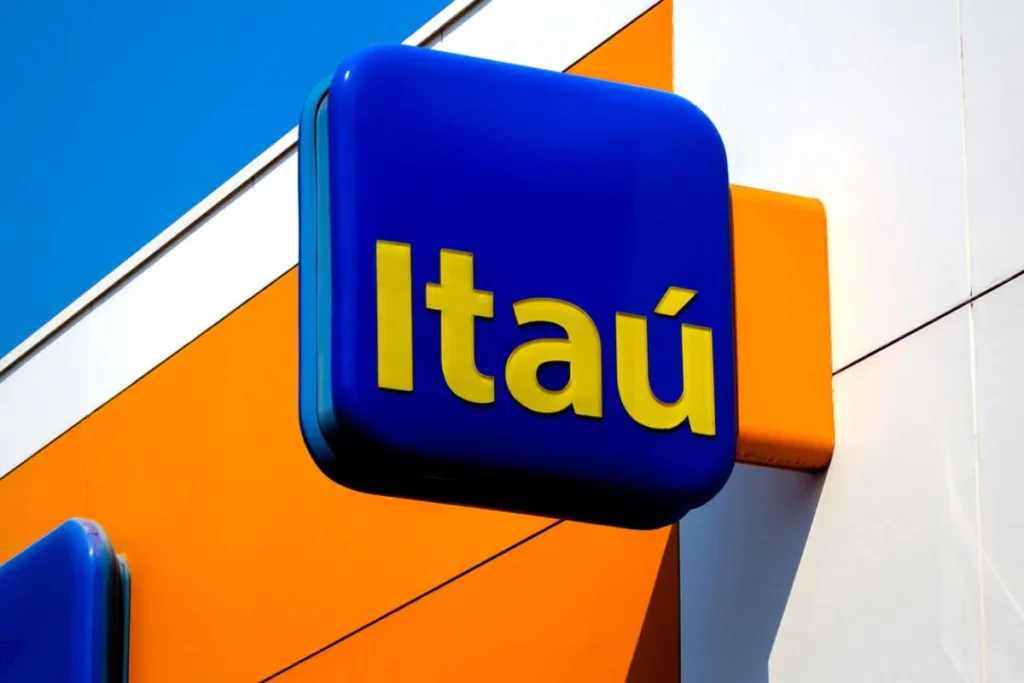 Itaú é multado em R$ 25 mil por práticas abusivas contra idosos 1 Procon-MPMG multa agência do Itaú em Carangola por práticas abusivas contra idosos, incluindo venda casada e contratos sem informação.