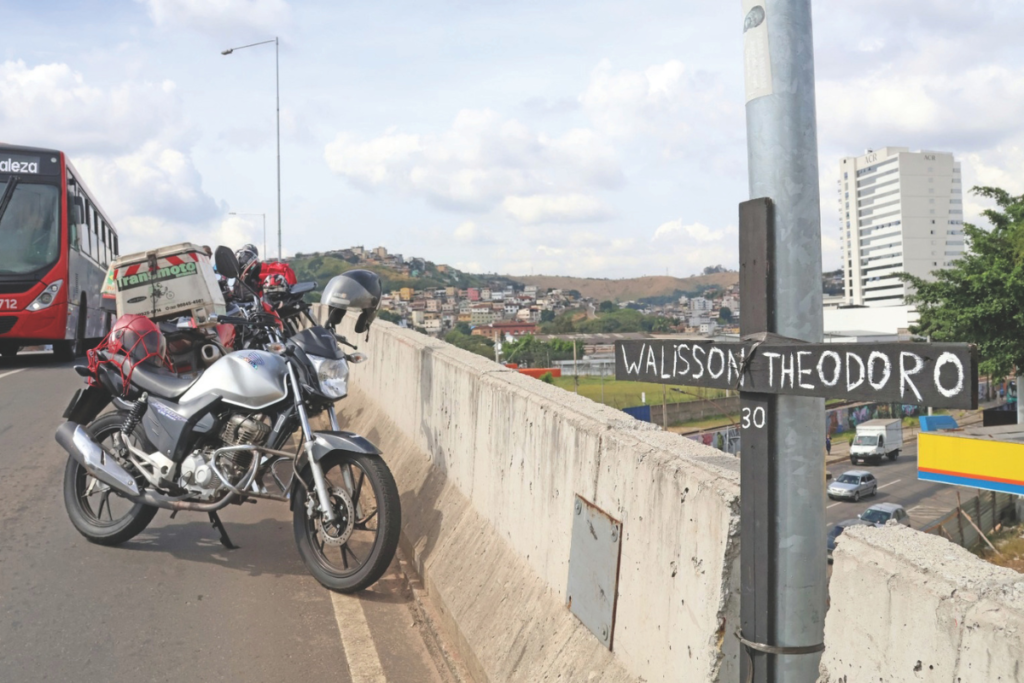 Morte de motociclista no Viaduto Roza Cabinda gera cobrança por mais segurança; PJF anuncia instalação de gradis e radar 2 Repercussão da morte do motociclista amplia debate sobre segurança viária no Viaduto Roza Cabinda, que soma três mortes desde 2024.