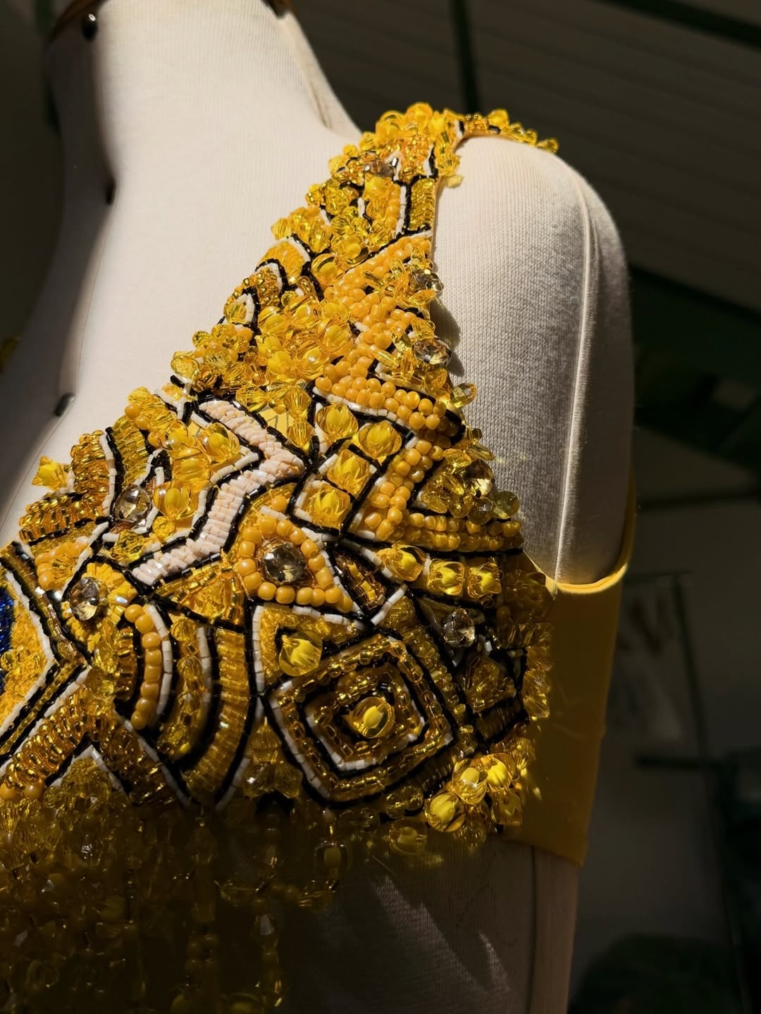 Nosso bordado mineiro no palco de Copacabana.@shakira veste um figurino exclusivo HISHA para “Wa (3)