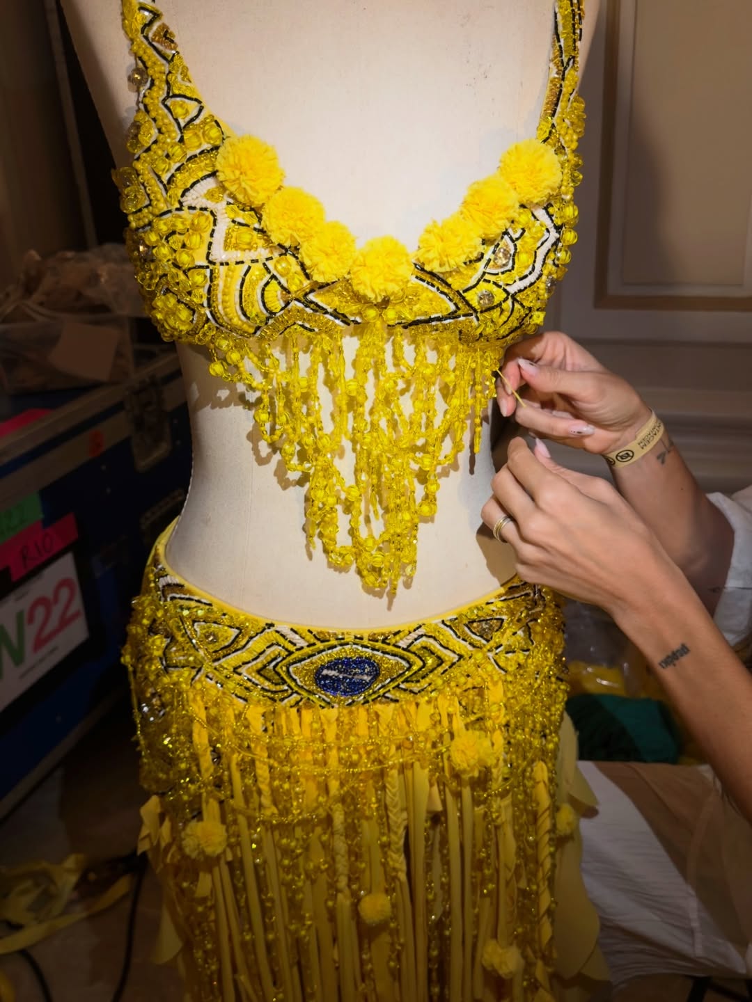 Nosso bordado mineiro no palco de Copacabana.@shakira veste um figurino exclusivo HISHA para “Wa (7)