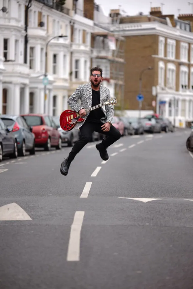 Vocalista do Barão Vermelho, Rodrigo Suricato faz ‘baile’ com pop rock nacional e internacional em Juiz de Fora