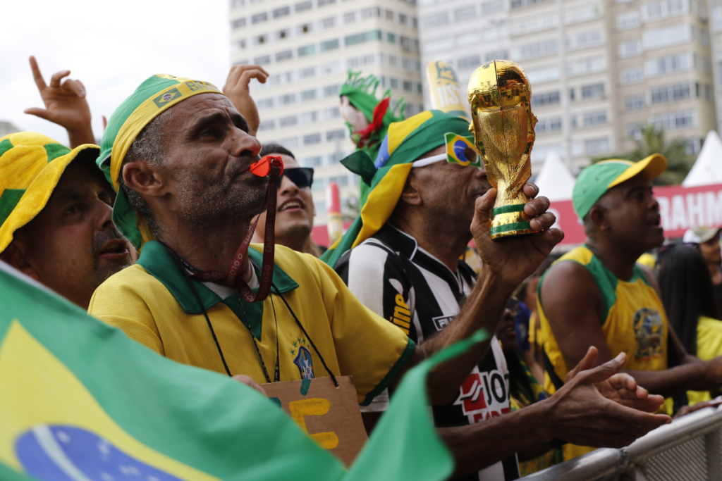 Copa 2026 vai custar R$ 619 por torcedor; veja como torcer sem cair em golpe 2 Copa 2026 deve movimentar R$ 619 por torcedor; saiba como comprar com segurança e não cair em golpes com figurinhas e ofertas falsas.