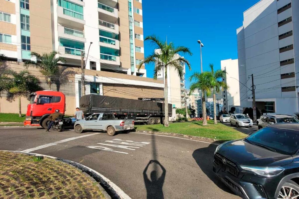 VÍDEO: Moradores pedem sinalização no acesso ao Estrela Sul 1 caminhões
