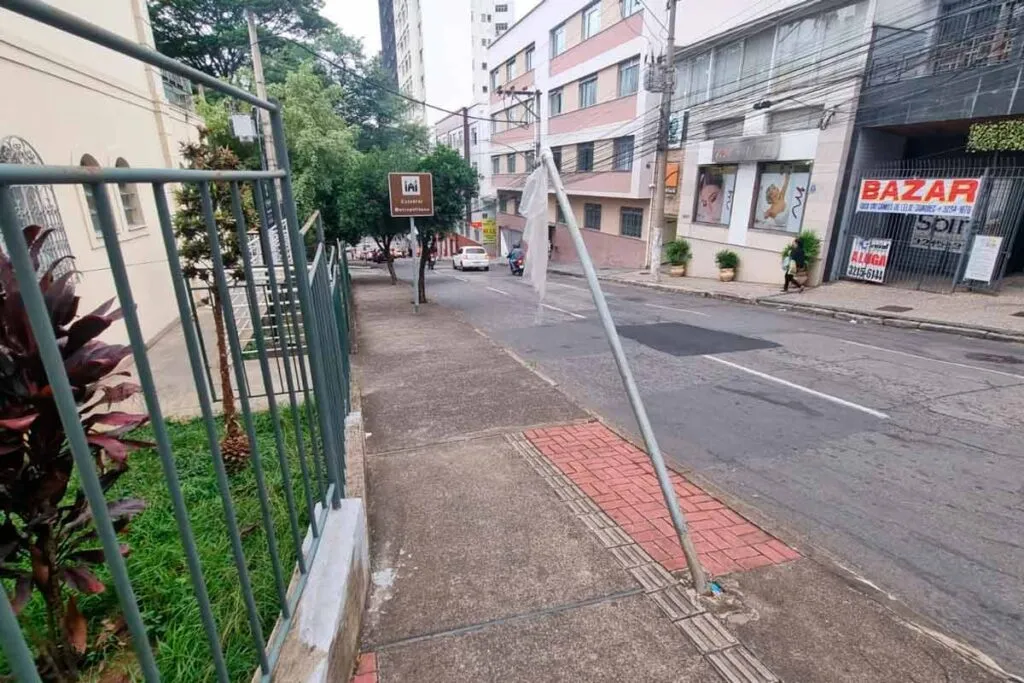 Placa de trânsito danificada afeta orientação de motoristas no Centro 2 placa