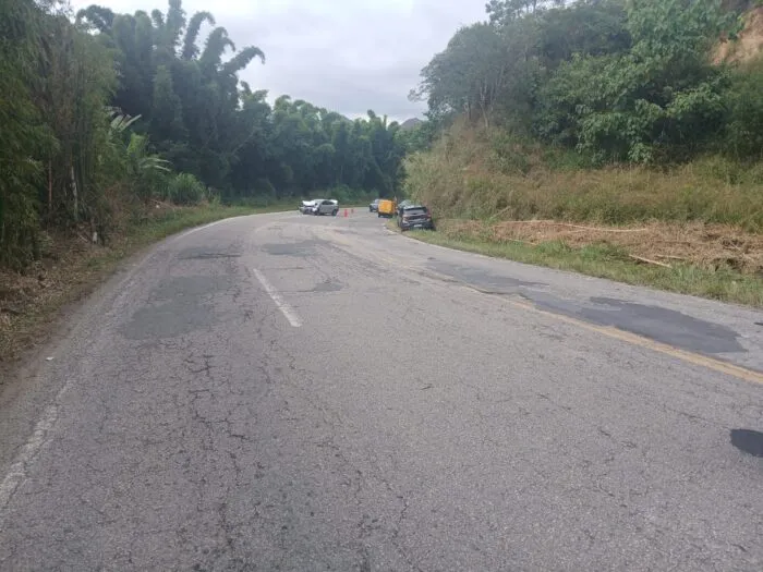 Caminhão sem freio atinge cinco carros na MG-353 e deixa três feridos 1 WhatsApp Image 2026 05 26 at 07.55.28