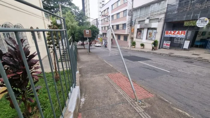 Placa de trânsito danificada afeta orientação de motoristas no Centro 1 WhatsApp Image 2026 05 26 at 10.24.05