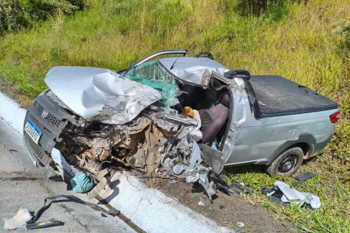 Colisão entre carro e caminhão deixa uma pessoa morta na BR-265 1 colisão