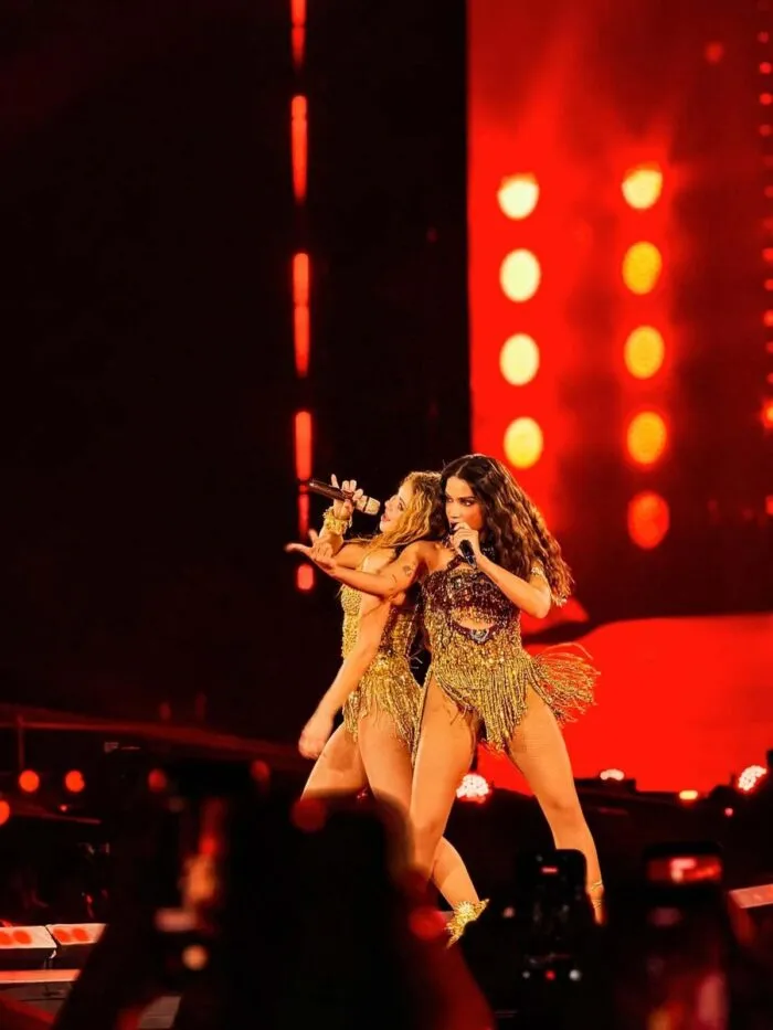 Estilista de São João del-Rei cria figurinos usados por Shakira e Anitta no show do Rio; veja fotos