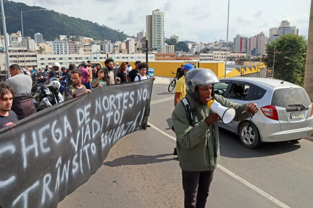 Morte de motociclista no Viaduto Roza Cabinda gera cobrança por mais segurança; PJF anuncia instalação de gradis e radar 1 Motociclistas e entregadores se reuniram no Viaduto Roza Cabinda após a terceira morte registrada no trecho desde a inauguração da estrutura