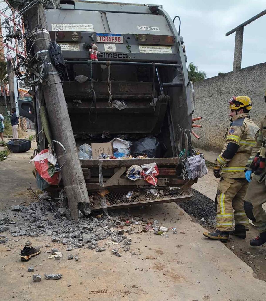 Servidor do Demlurb é atropelado por caminhão de coleta e fica esmagado entre veículo e poste