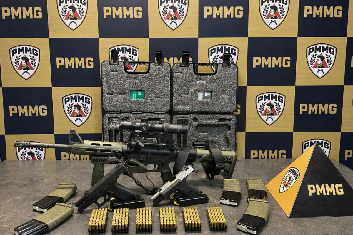 Suspeito de violência doméstica é preso com fuzil e pistolas no Santa Helena