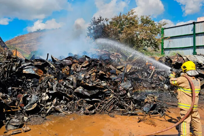 incendio ferro velho foto bombeiros
