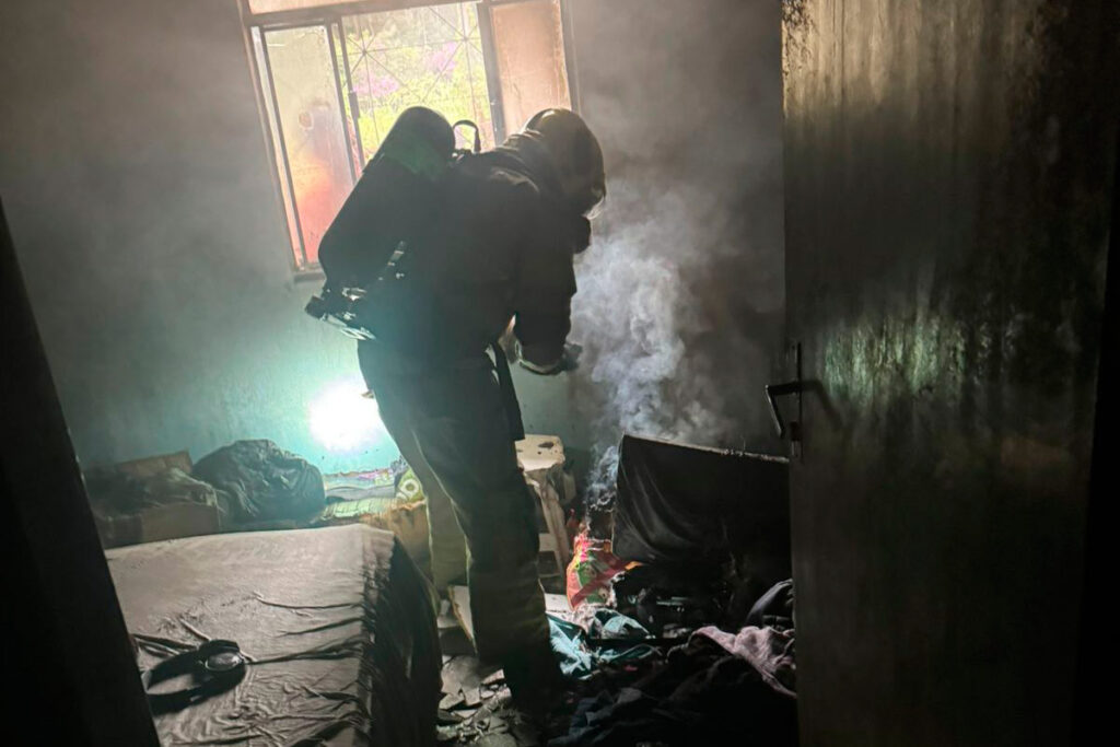 Incêndio atinge quarto de casa na Zona Sul de Juiz de Fora 1 incendio zona sul