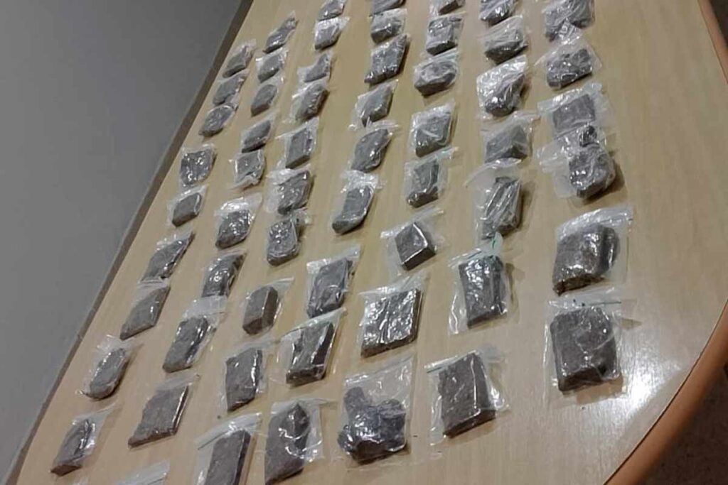 Mulher é presa com 67 tabletes de maconha e galão de clorofórmio 2 maconha