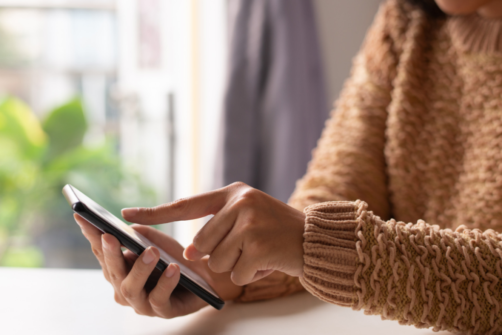 Golpe do falso emprego: saiba como identificar e se proteger 1 mexendo no celular